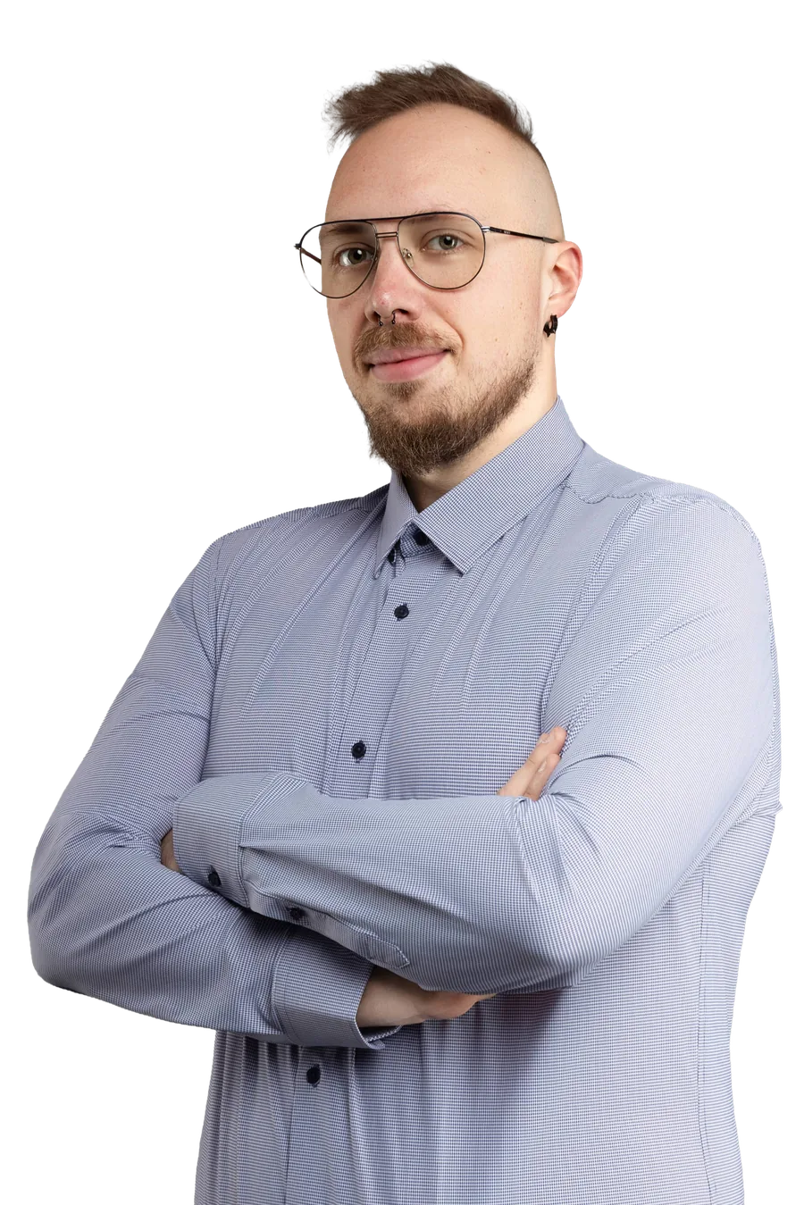 Paweł Nowik, lektor języka angielskiego, w formalnej koszuli, ze skrzyżowanymi rękami, uśmiechnięty pewnie do zdjęcia